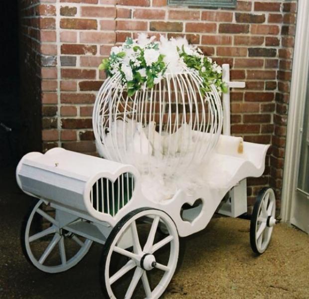 Bring your doves down the aisle in an enchanting white caged carriage. 